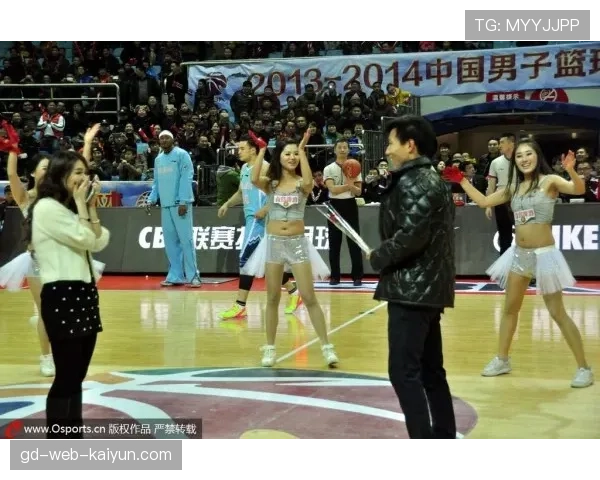 佩奇·布埃克斯与女友福德在WNBA赛场再度携手合作